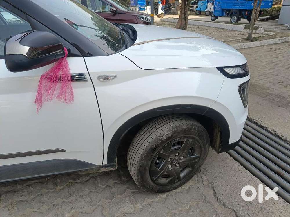 Hyundai Venue 2024 Petrol 10000 Km Driven