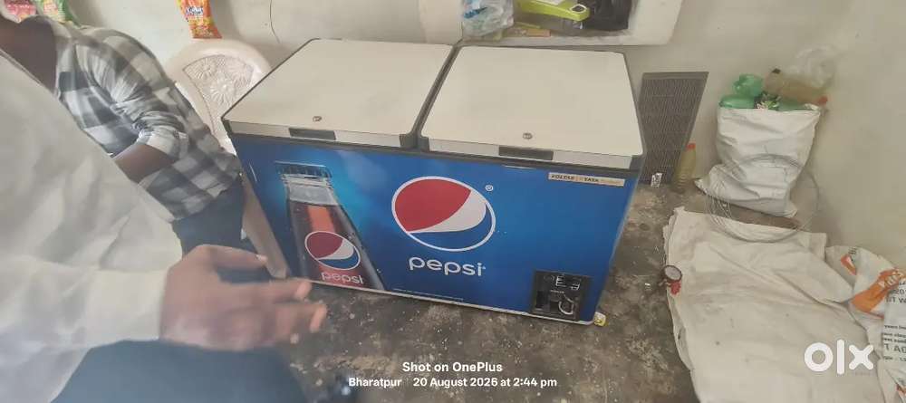 D Freez h achhi Condition hai new le liya hai extra h isi liye bek rhe