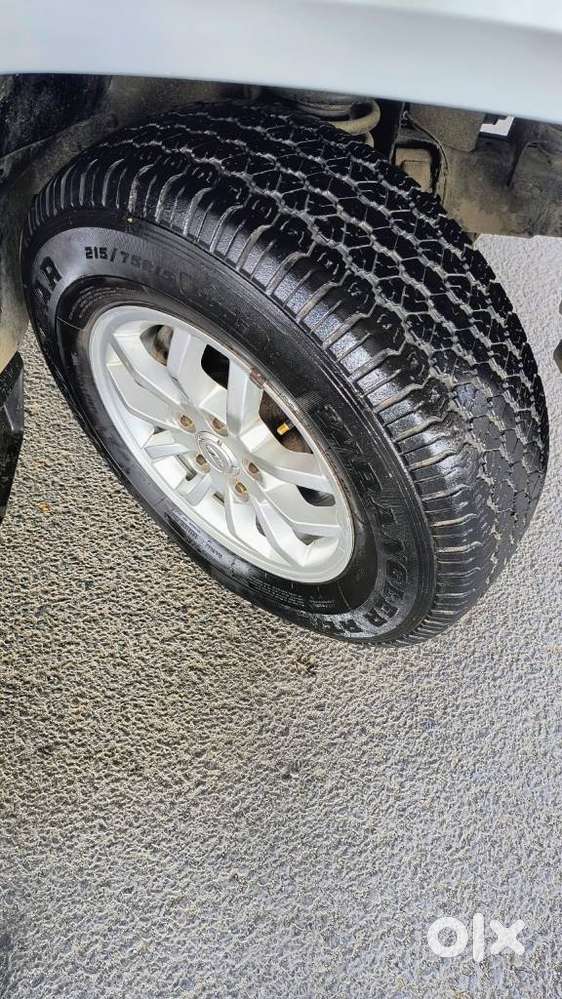 Mahindra Tuv 300 T8, 2017, Petrol