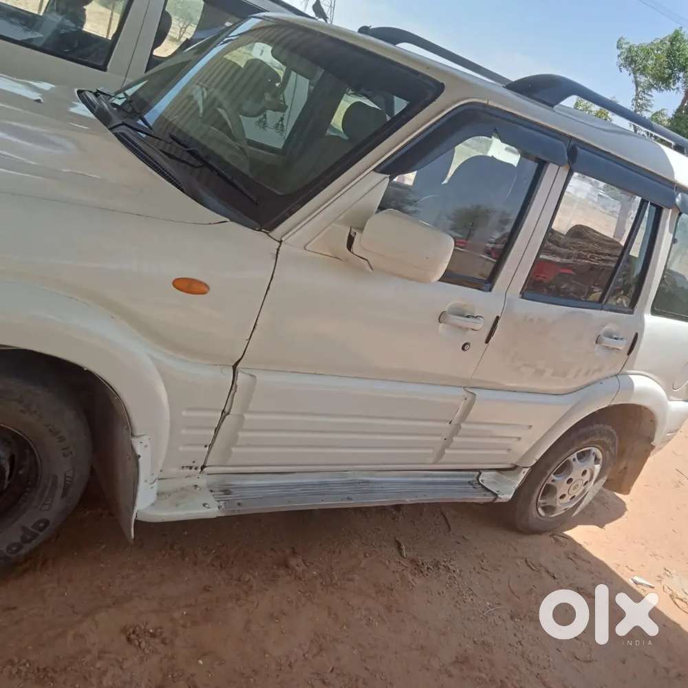 बढ़िया कंडीशन है नया इंश्योरेंस है