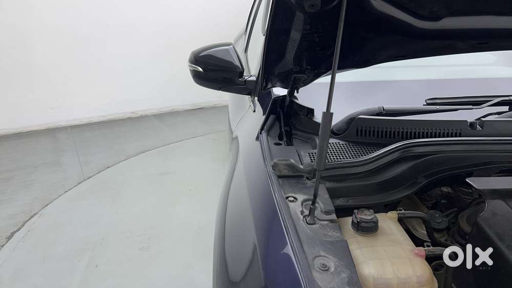 Mahindra Xuv700 2.0 Ax 5 Petrol Mt Str, 2023, Petrol