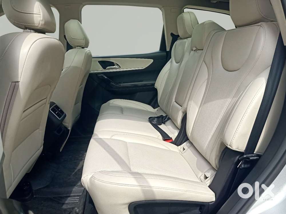 Mahindra Xuv700 2.0 Ax 7 Petrol At Str, 2023, Petrol