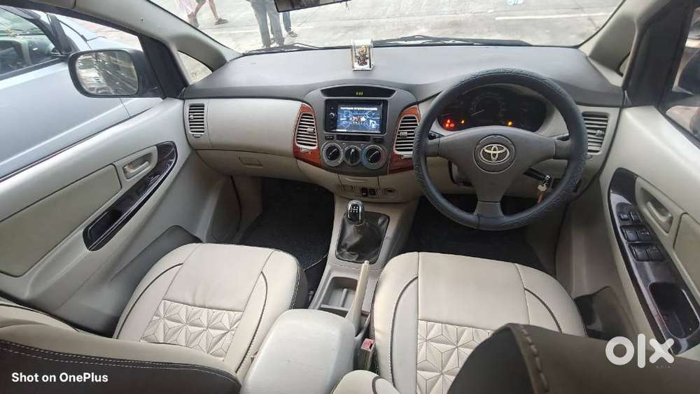 Toyota Innova 2.5 E 8 Str, 2011, Diesel