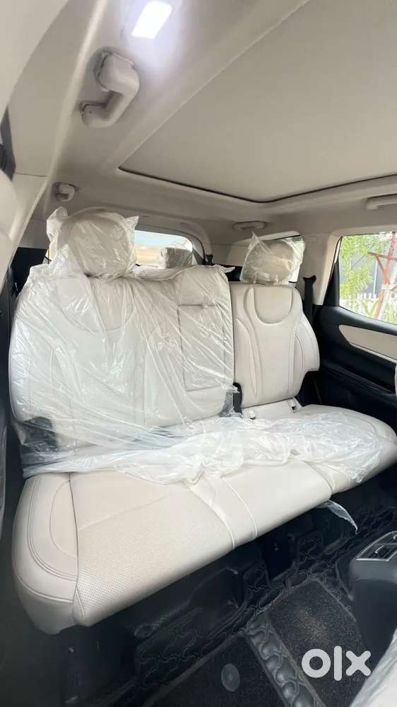 Mahindra Xuv700 2.0 Ax 7 Petrol At Str, 2025, Petrol