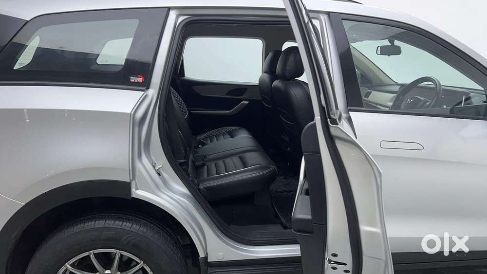 Mahindra Xuv700 2.0 Ax 3 Petrol At 5 Str, 2022, Petrol