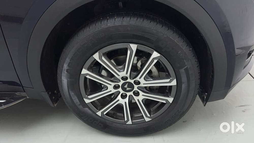 Mahindra Xuv700 2.0 Ax 7 Petrol Mt Str, 2024, Petrol