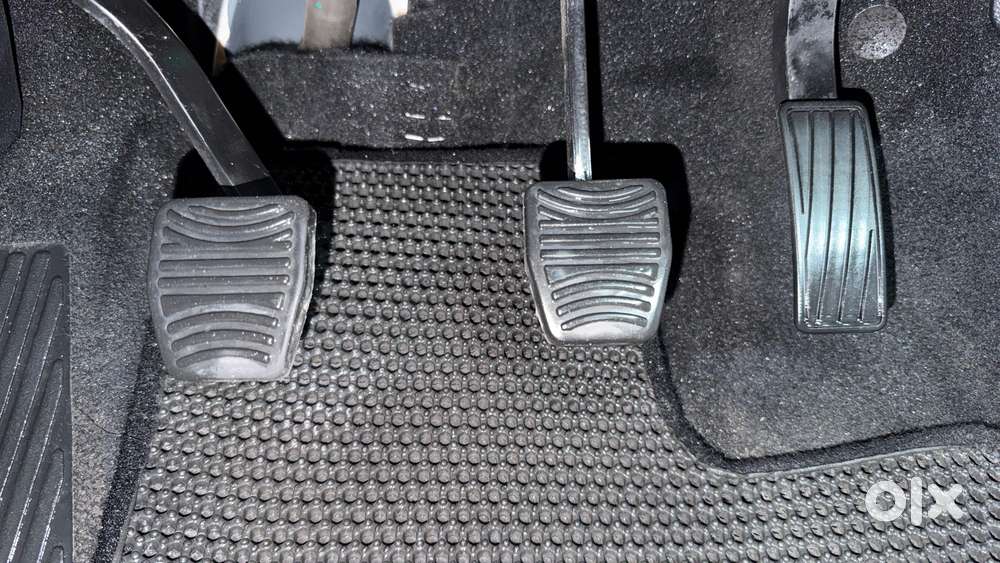 Mahindra Xuv700 2.0 Mx Petrol Mt 5 Str, 2023, Petrol