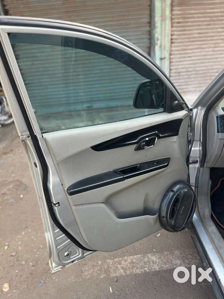 Mahindra Kuv 100 2017
