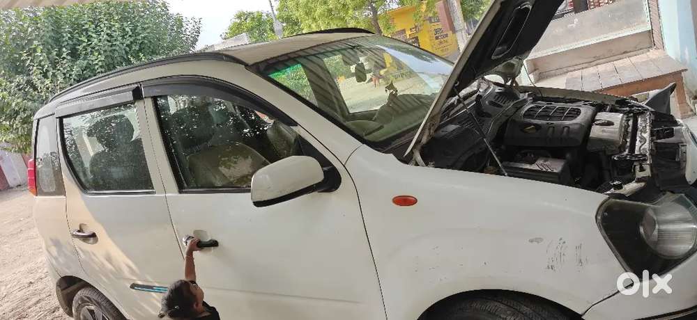 महिंद्र क्वांटो C4  में चारों टायर नया पड़े गाड़ी के सर्विस भी करवादी