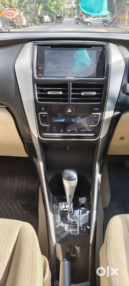 Toyota Yaris V Cvt, 2018, Petrol
