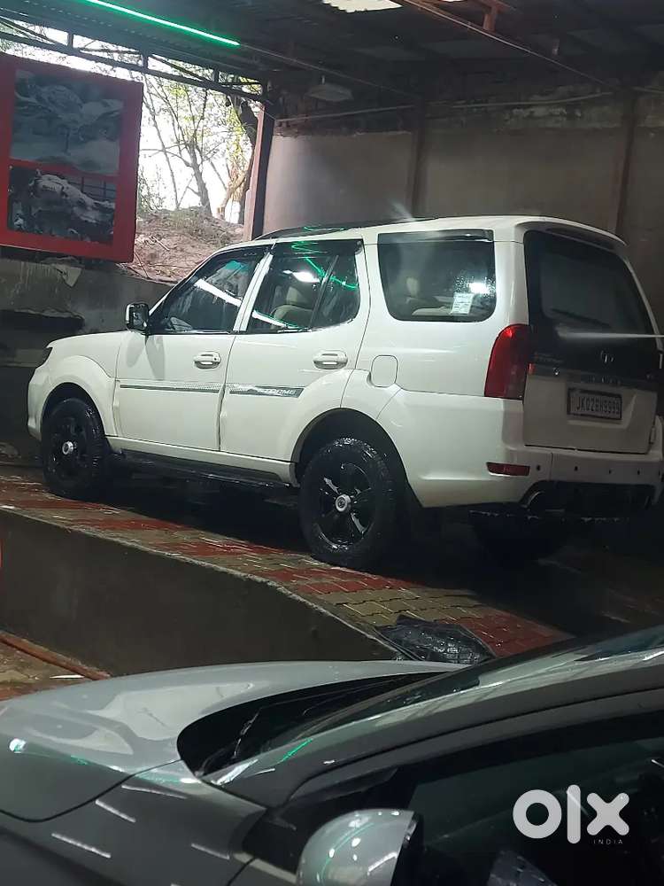 Tata Safari Storme 2015