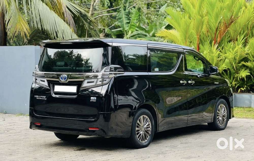 Toyota Vellfire 2.5 Executive Lounge, 2023, Petrol