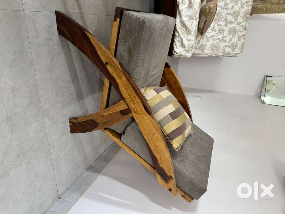 1-Seater Sofa Chair &ndash; Solid Wooden Frame | Excellent Condition