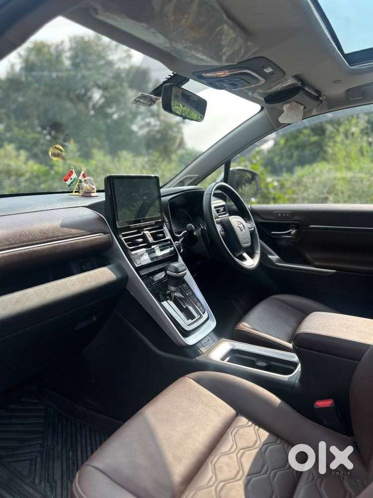 Toyota Innova Hycross 2.0 Zx Hybrid 7 Str, 2025, Petrol