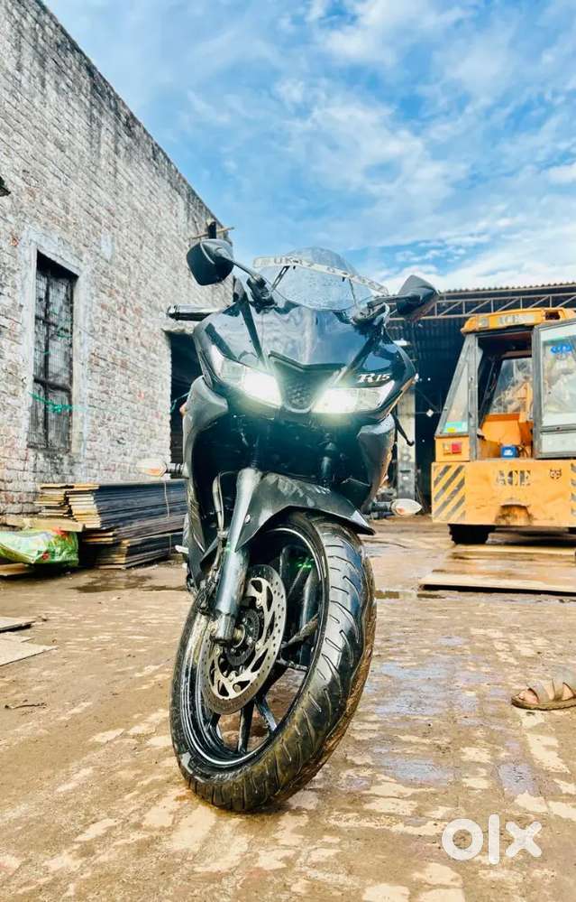 Bs6 R15 V3 Vs Rs200 Yamaha R15 V3 Price, Specs, Top Speed Mileage