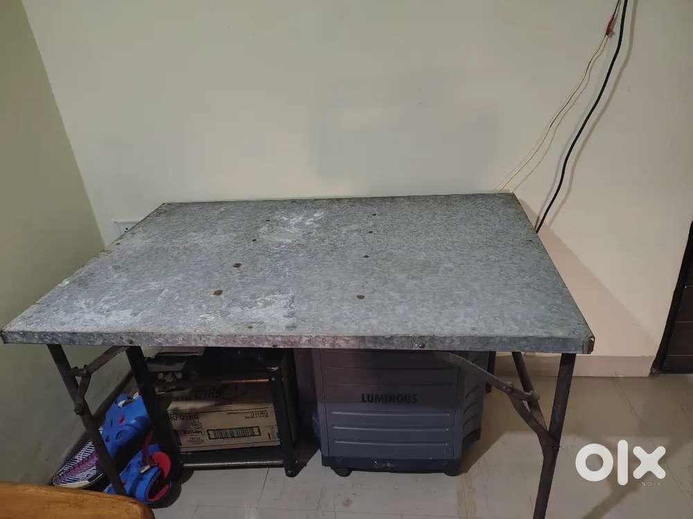 Folding table