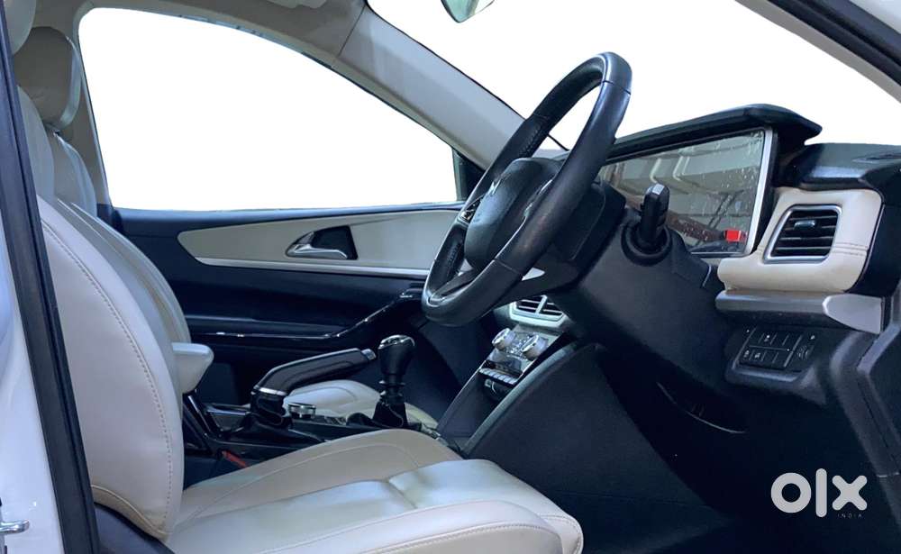 Mahindra Xuv700 2.0 Ax 7 Petrol Mt Str, 2021, Petrol