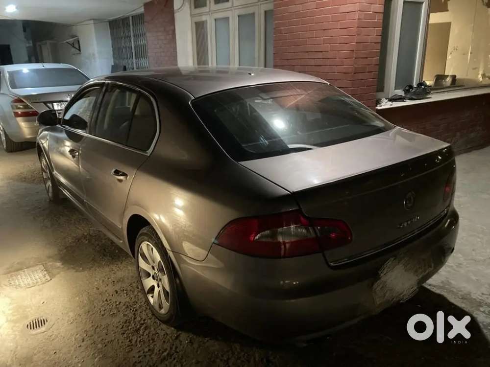 Skoda Superb 2011 Petrol 85000 Km Driven