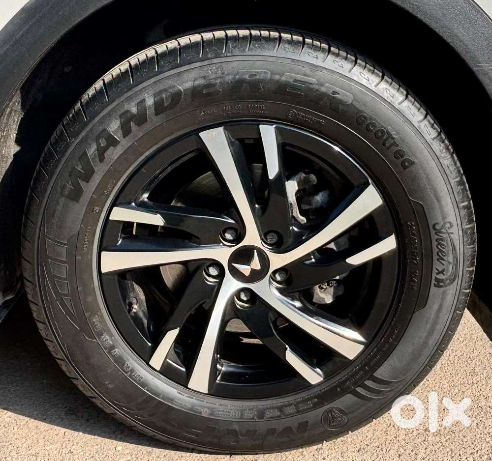 Mahindra Xuv700 2.0 Ax 5 Petrol Mt Str, 2022, Petrol