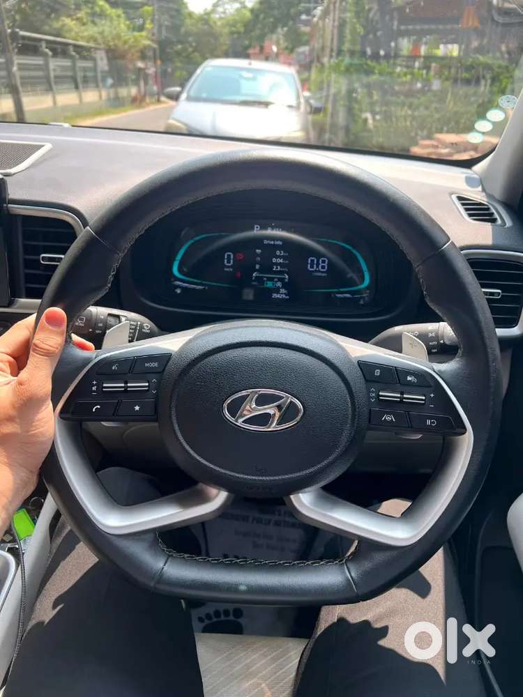 Hyundai Venue 2024 Petrol Well Maintained