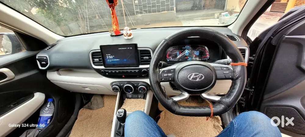 Hyundai Venue 2024 Petrol 25000 Km Driven