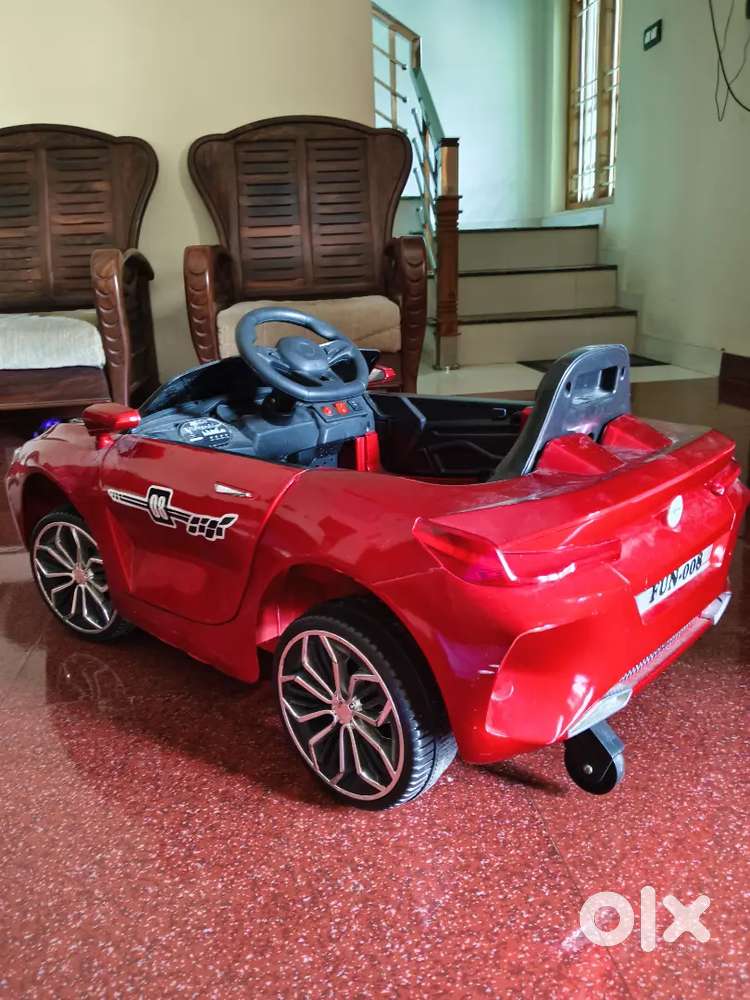 Kids riding beautiful electric car - Photo 1