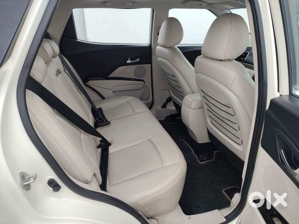 Mahindra Xuv300 1.2 W8 (o) Amt Petrol, 2023, Petrol