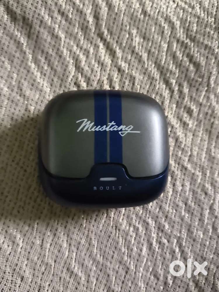 GoBoult Mustang earphone dash