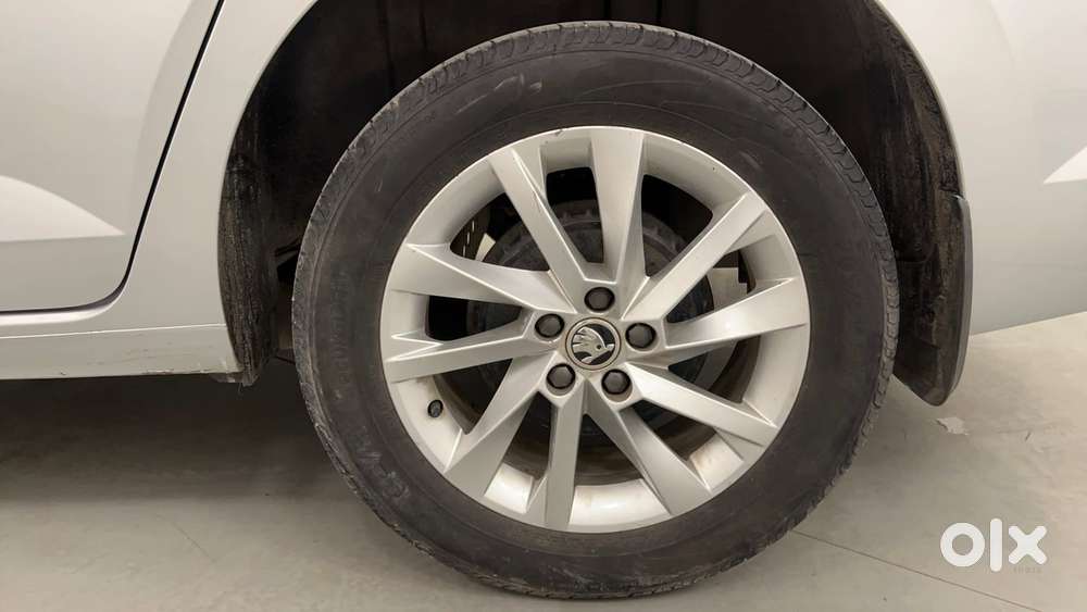 Skoda Slavia Ambition 1.0l Tsi At, 2022, Petrol