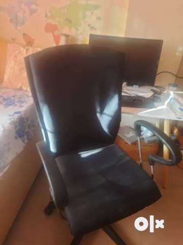 Computer table best sale and chair olx