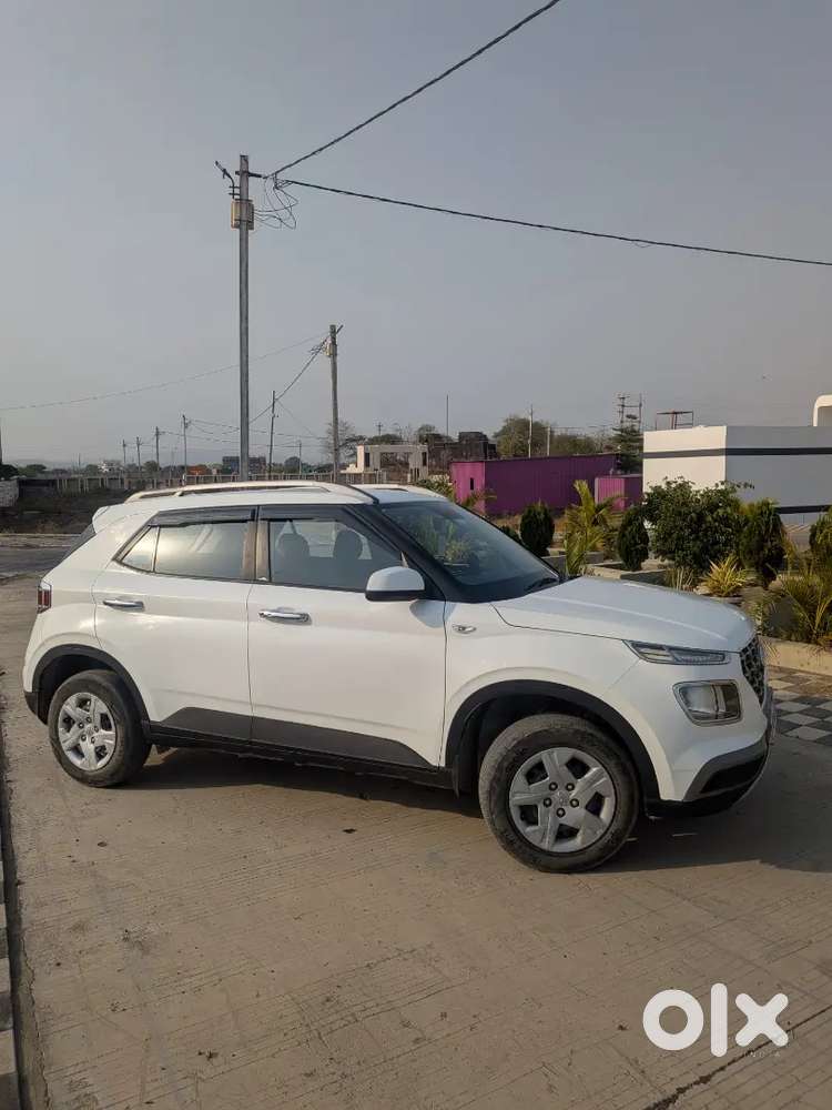 Brand New Venue Top Condition Petrol Variant