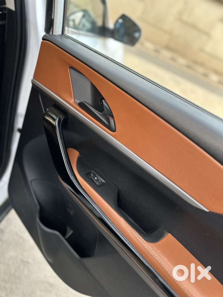 Mahindra Xuv700 2.2 Ax 5 Diesel At Str, 2022, Diesel