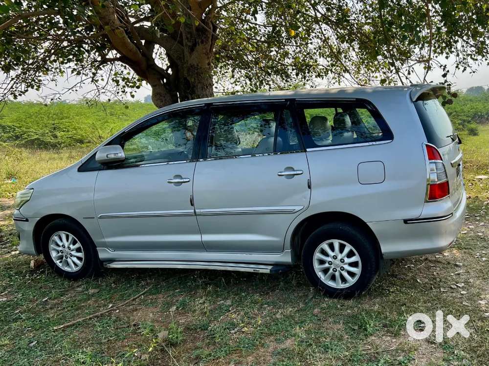 Innova 2.5 V 2012, Showroom Track Vehicle