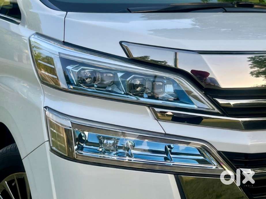 Toyota Vellfire 2.5 Executive Lounge, 2022, Petrol