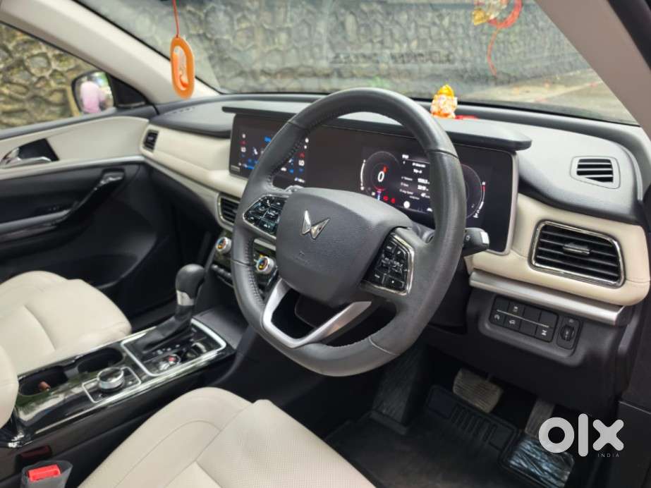 Mahindra Xuv700 2.2 Ax 7 Diesel At Luxury Pack Str Awd, 2025, Diesel