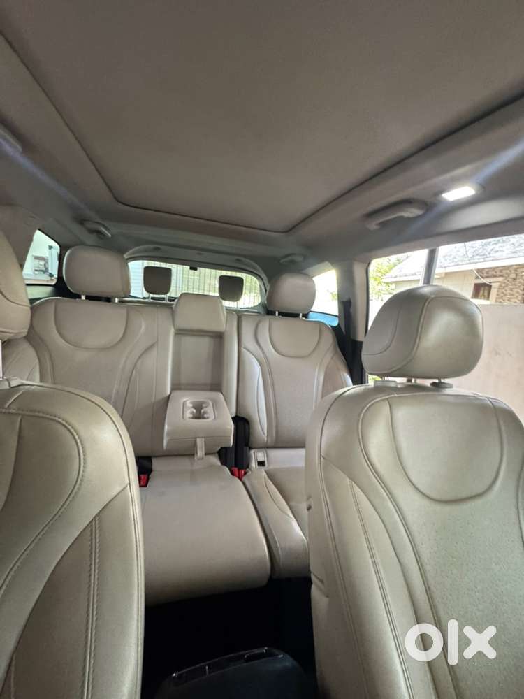 Mahindra Xuv700 Diesel Automatic Ax7 Midnight Black