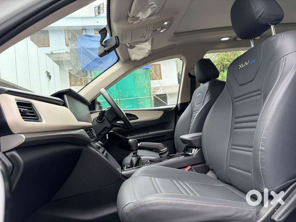 Mahindra Xuv700 2.0 Ax 5 Petrol Mt 7 Str, 2022, Petrol