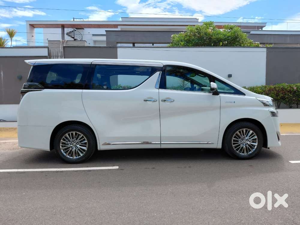 Toyota Vellfire 2.5 Executive Lounge, 2022, Petrol