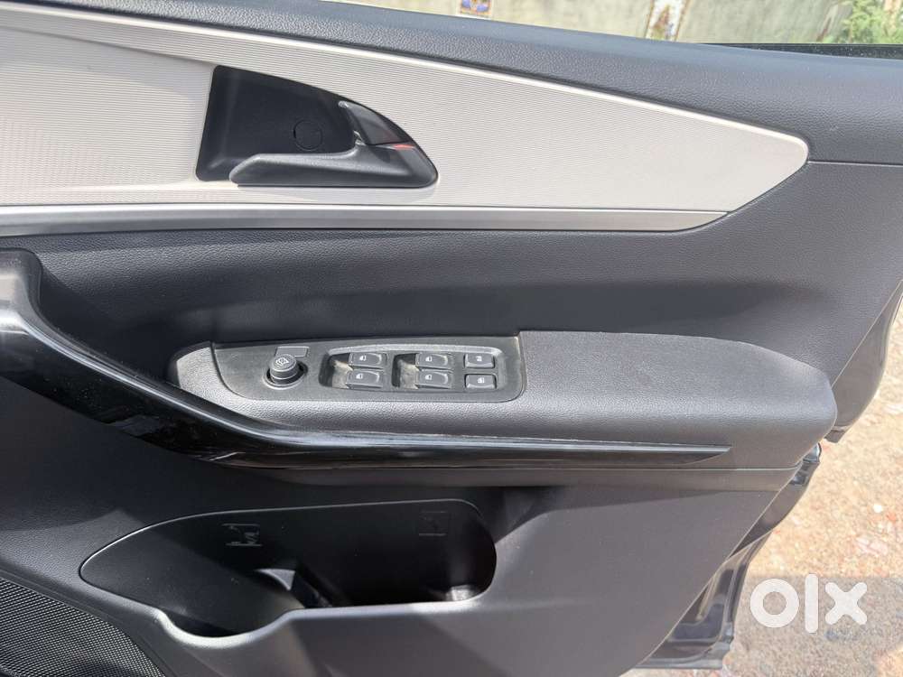 Mahindra Xuv700 2.0 Ax 5 Petrol Mt 7 Str, 2022, Petrol