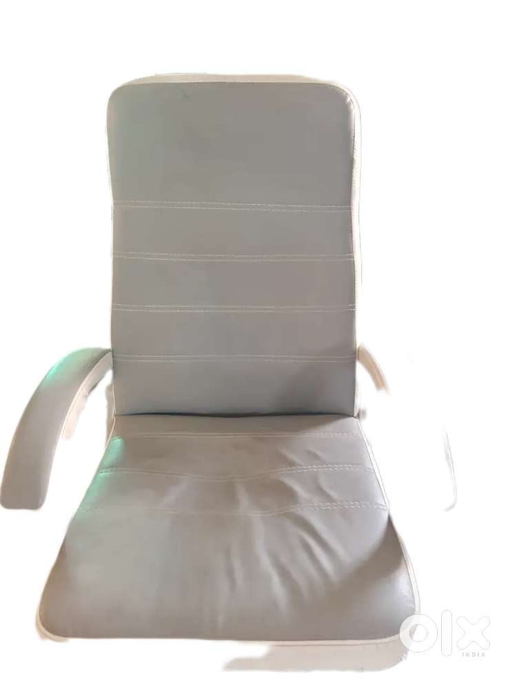 Comfortable reclineable 4 inch head rest with armrests chair cellbell