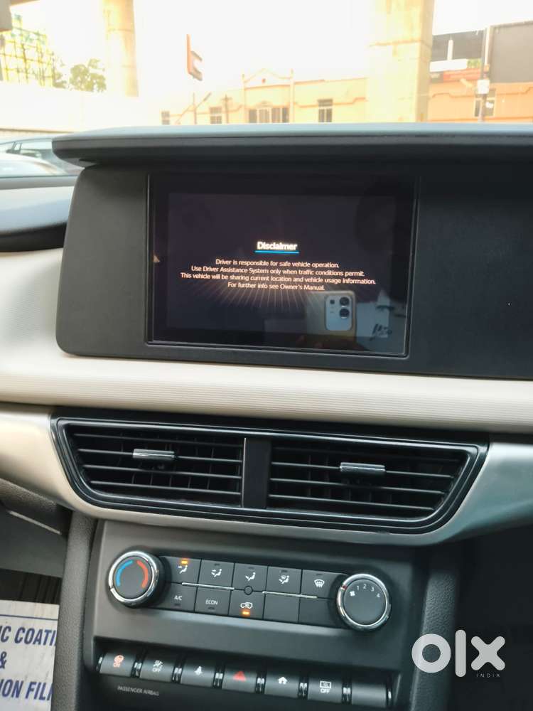 Mahindra Xuv700 2.0 Mx Petrol Mt 5 Str, 2022, Petrol