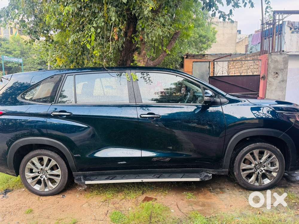 Toyota Innova Hycross 2025