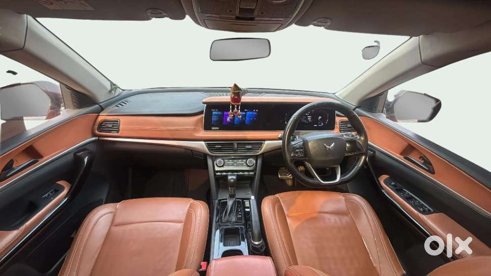 Mahindra Xuv700 2.0 Ax 5 Petrol At Str, 2022, Petrol