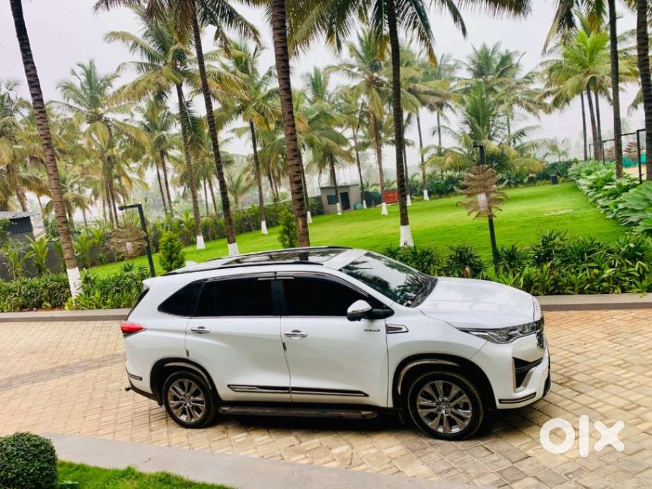 Toyota Innova Hycross 2.0 Zx (o) Hybrid 7 Str, 2025, Cng & Hybrids