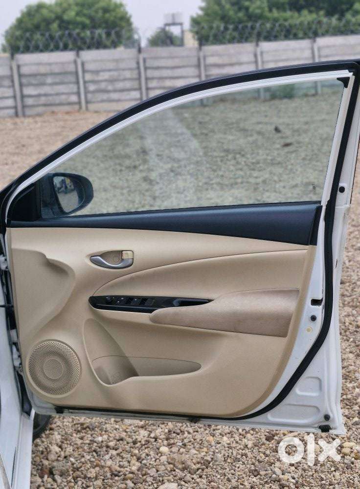 Toyota Yaris V Cvt, 2018, Petrol
