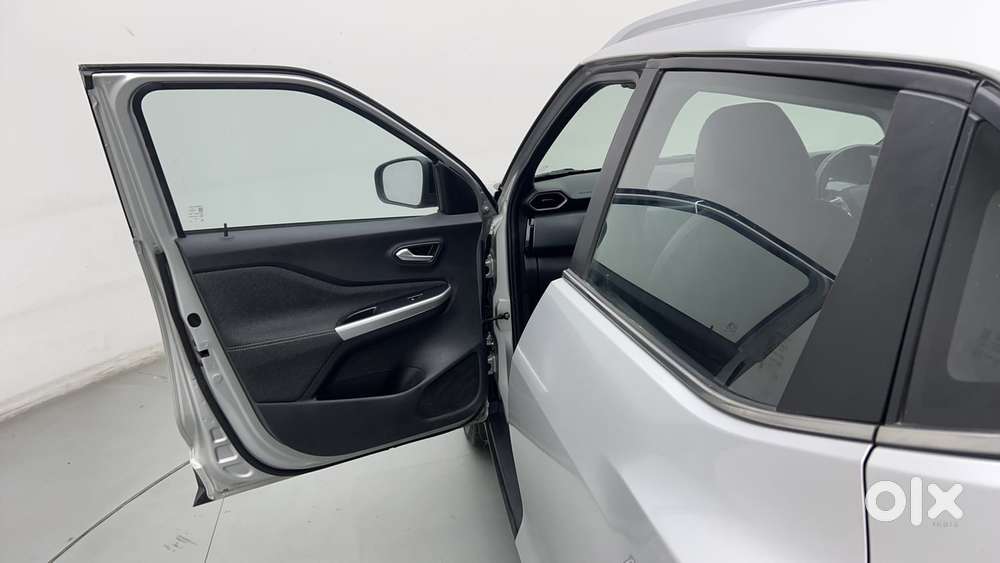 Nissan Magnite 1.0 Xv Premium, 2023, Petrol