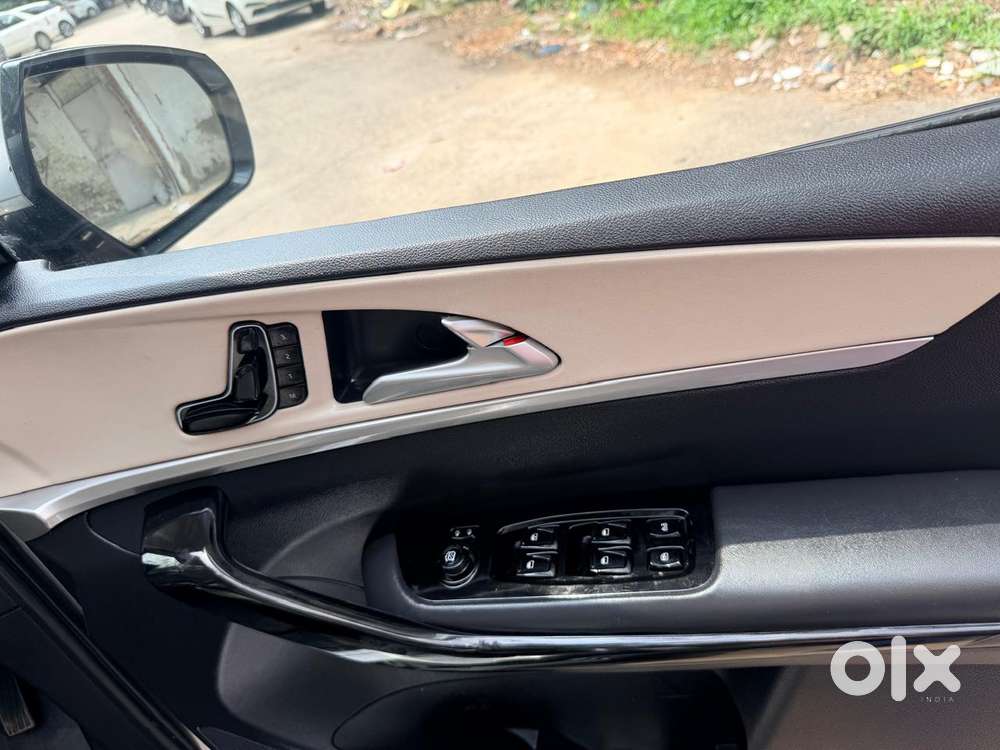 Mahindra Xuv700 2.2 Ax 7 Diesel At Luxury Pack Str Awd, 2022, Diesel