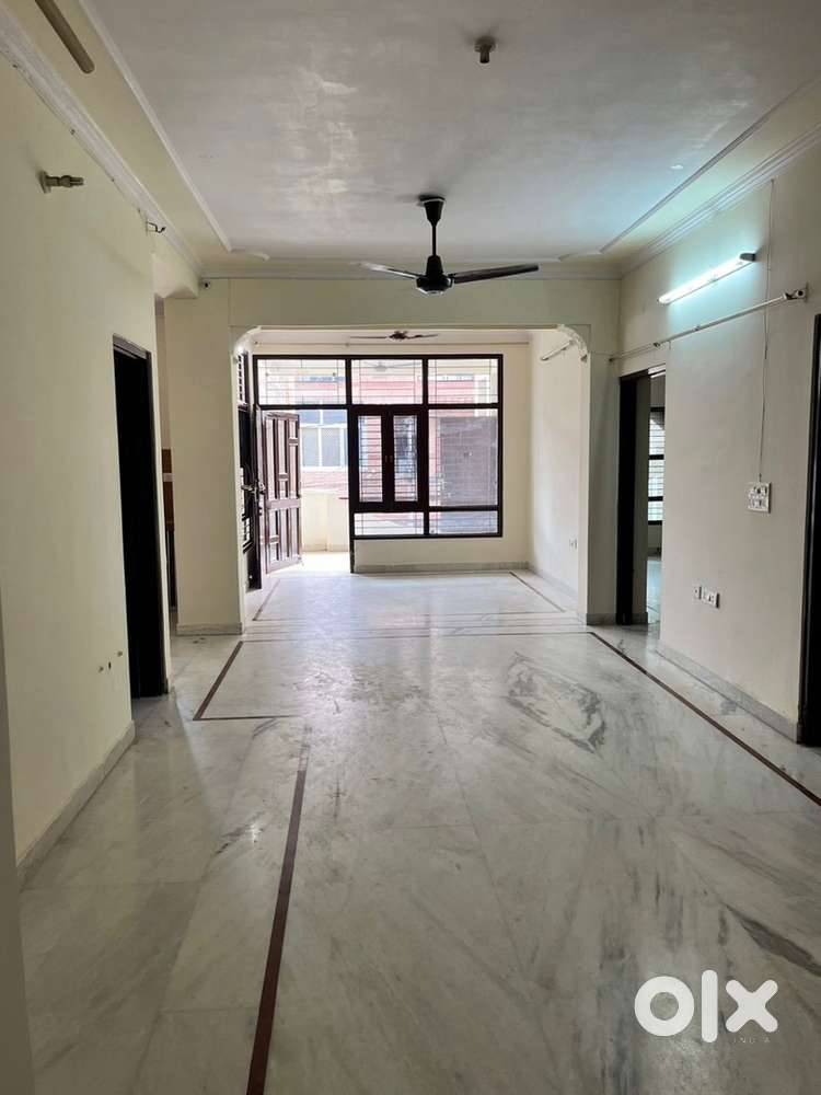 Independent big size 3 bhk flat family near vt road sec 52 Mansarovar