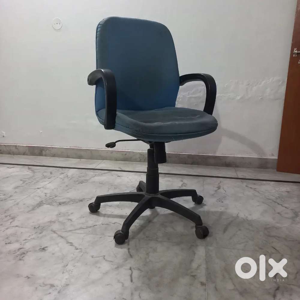 Rotary chair with hydraulic up and down