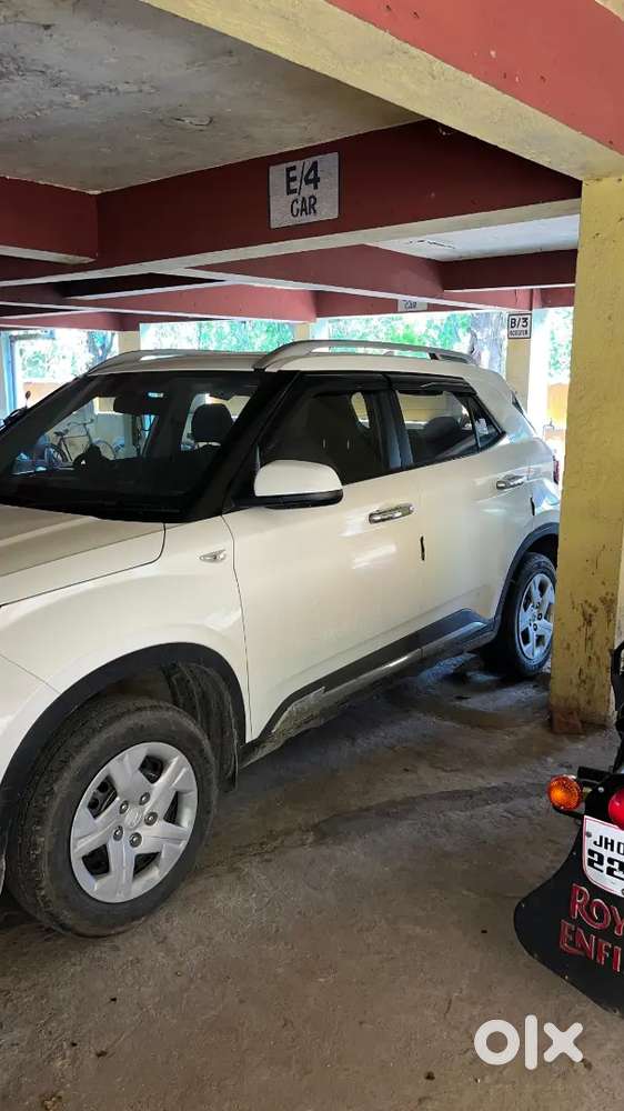 Hyundai Venue 2022 Petrol 25000 Km Driven